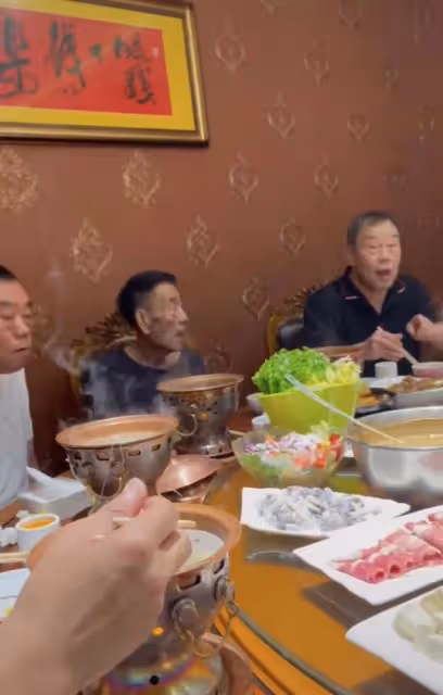 90歲楊少華近況堪憂!瘦骨嶙峋手臂似枯枝,說話吐詞不清表情呆滯