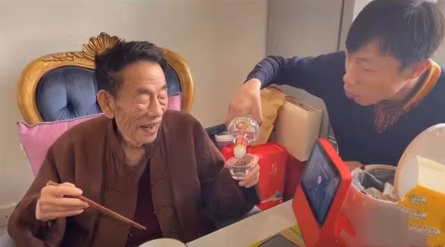 90歲楊少華近況堪憂!瘦骨嶙峋手臂似枯枝,說話吐詞不清表情呆滯