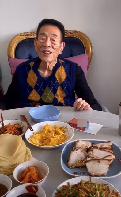 90歲楊少華近況堪憂!瘦骨嶙峋手臂似枯枝,說話吐詞不清表情呆滯