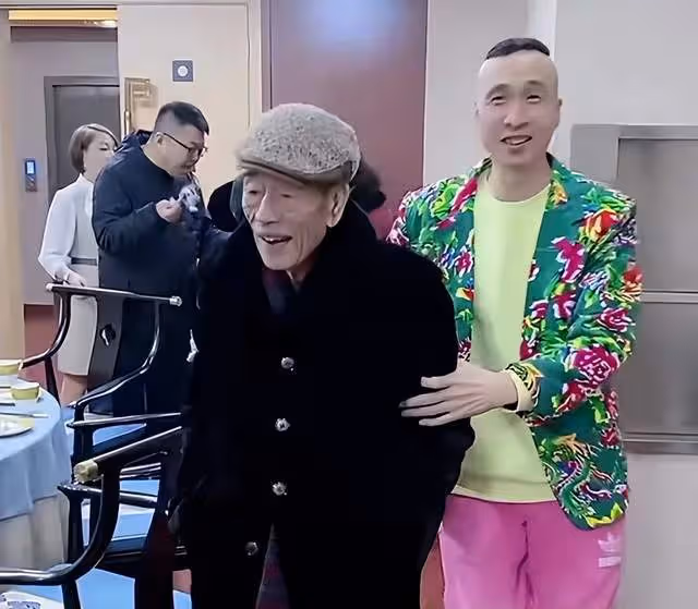 90歲楊少華近況堪憂!瘦骨嶙峋手臂似枯枝,說話吐詞不清表情呆滯