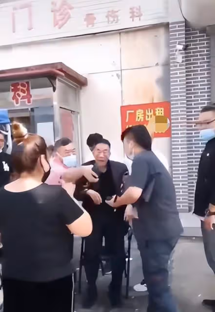 90歲楊少華近況堪憂!瘦骨嶙峋手臂似枯枝,說話吐詞不清表情呆滯