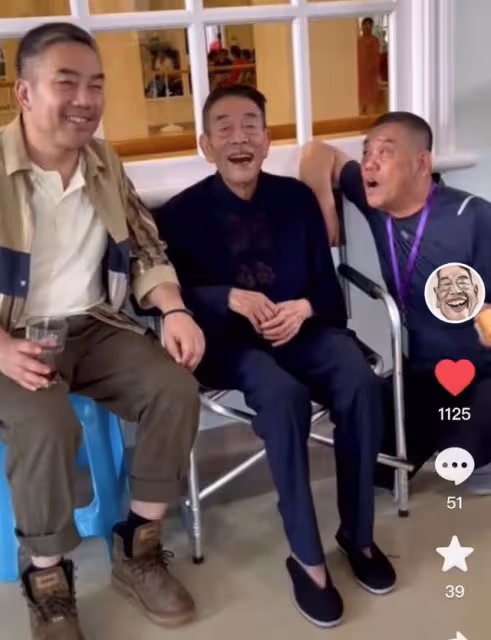 90歲楊少華近況堪憂!瘦骨嶙峋手臂似枯枝,說話吐詞不清表情呆滯