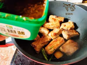 燜丨♨美味醬汁排骨😋
