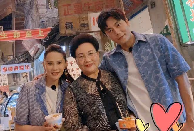伊能靜失婚13年再嫁小10歲秦昊，48歲生二胎彌補「婚姻幸福」，如今被寵成公主：這才是最好的模樣