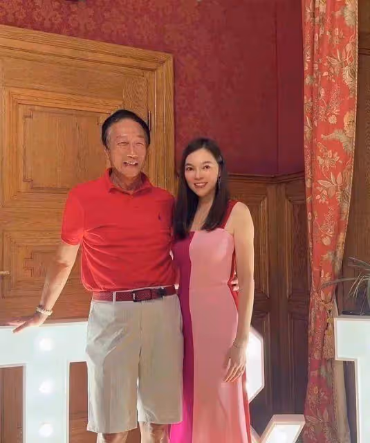 郭台銘和妻子慶祝結婚14周年,47歲妻子保養得當