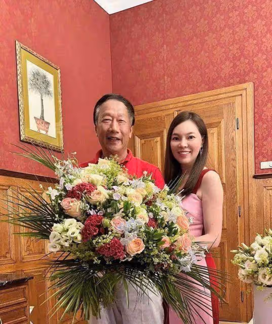 郭台銘和妻子慶祝結婚14周年,47歲妻子保養得當