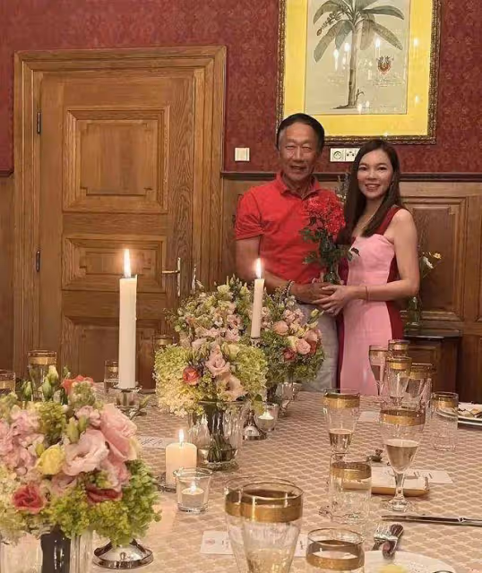 郭台銘和妻子慶祝結婚14周年,47歲妻子保養得當