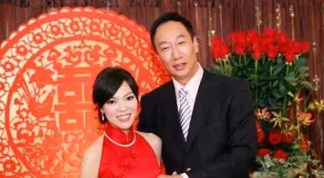 郭台銘和妻子慶祝結婚14周年,47歲妻子保養得當