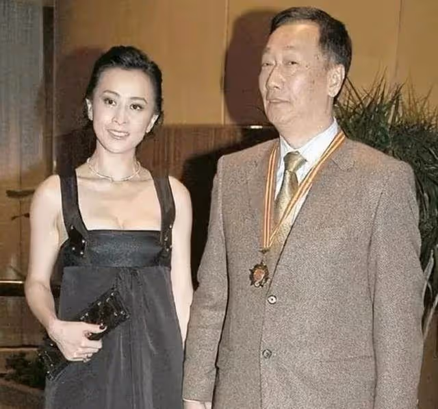 郭台銘和妻子慶祝結婚14周年,47歲妻子保養得當