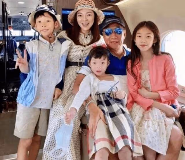 郭台銘和妻子慶祝結婚14周年,47歲妻子保養得當