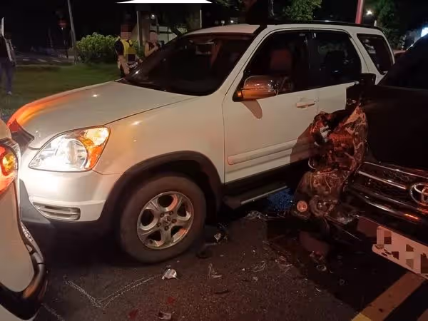 回台拍戲遇車禍!廖家儀「遭追撞車頭全毀」現場照曝光 急送醫「恐有腦震盪」家人憂曝:不敢告訴小孩