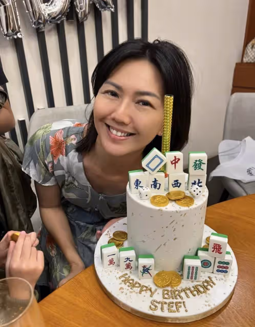 孫燕姿慶44歲生日,下嫁打工人11年生了兩個娃,如今歪頭捧花仍似少女