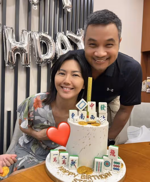 孫燕姿慶44歲生日,下嫁打工人11年生了兩個娃,如今歪頭捧花仍似少女