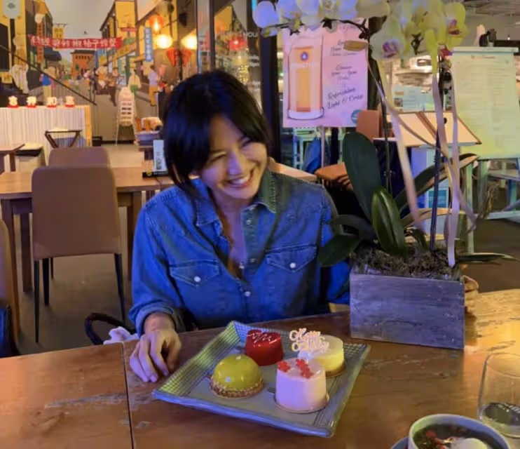 孫燕姿慶44歲生日,下嫁打工人11年生了兩個娃,如今歪頭捧花仍似少女