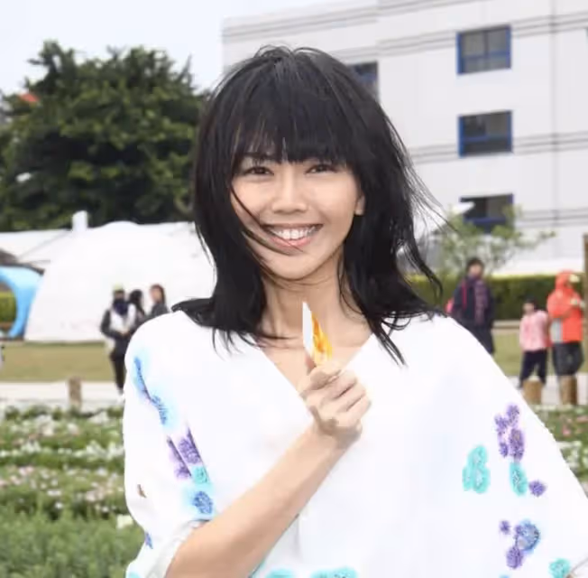 孫燕姿慶44歲生日,下嫁打工人11年生了兩個娃,如今歪頭捧花仍似少女