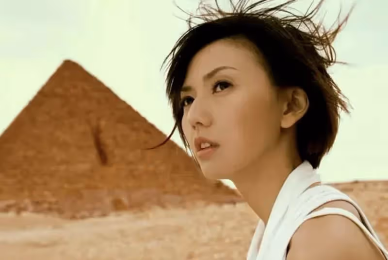 孫燕姿慶44歲生日,下嫁打工人11年生了兩個娃,如今歪頭捧花仍似少女