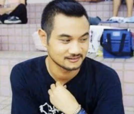 孫燕姿慶44歲生日,下嫁打工人11年生了兩個娃,如今歪頭捧花仍似少女
