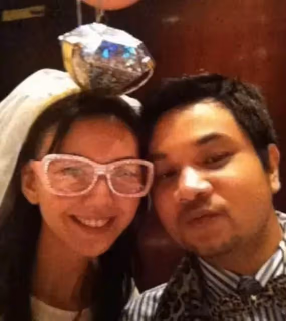 孫燕姿慶44歲生日,下嫁打工人11年生了兩個娃,如今歪頭捧花仍似少女