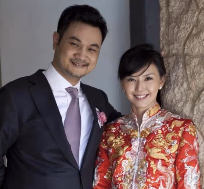 孫燕姿慶44歲生日,下嫁打工人11年生了兩個娃,如今歪頭捧花仍似少女