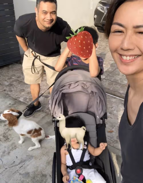 孫燕姿慶44歲生日,下嫁打工人11年生了兩個娃,如今歪頭捧花仍似少女