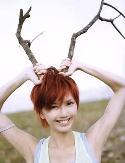 孫燕姿慶44歲生日,下嫁打工人11年生了兩個娃,如今歪頭捧花仍似少女