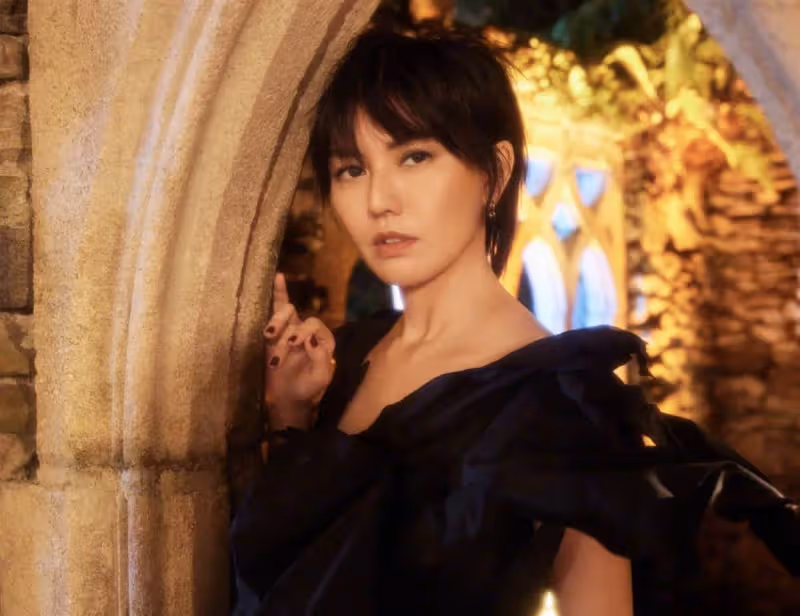 孫燕姿慶44歲生日,下嫁打工人11年生了兩個娃,如今歪頭捧花仍似少女