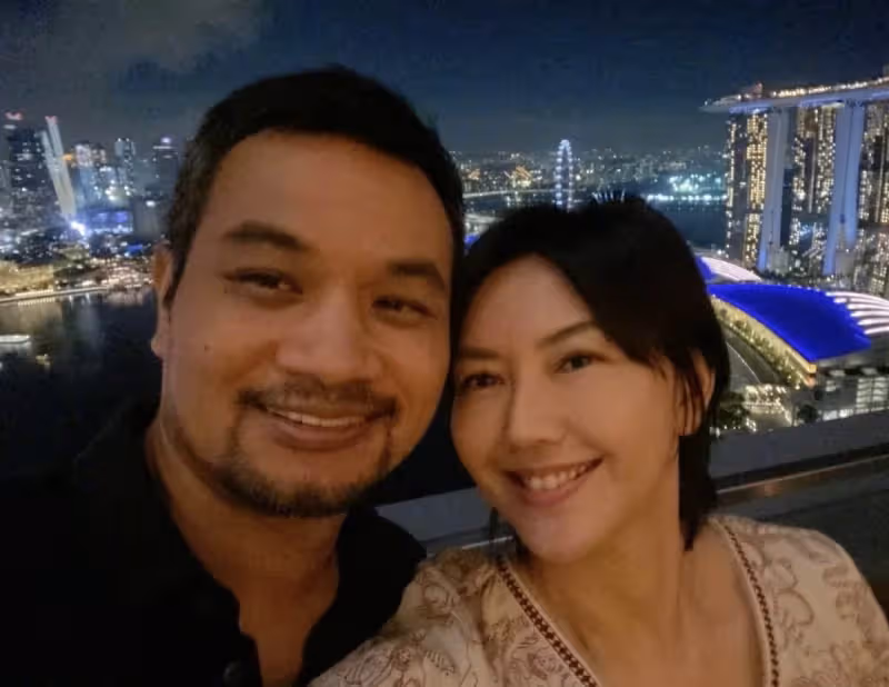 孫燕姿慶44歲生日,下嫁打工人11年生了兩個娃,如今歪頭捧花仍似少女