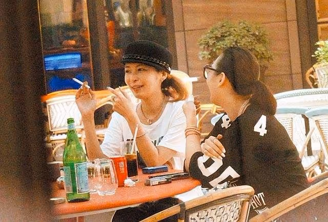Makiyo挺7月孕肚現身街頭　聚眾抽菸違法