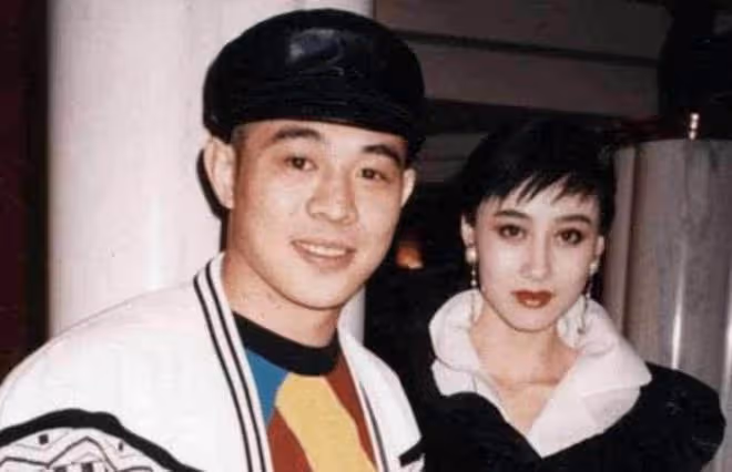 李連杰父女歐洲度假!59歲狀態回春帥氣十足,女兒穿背心身材好