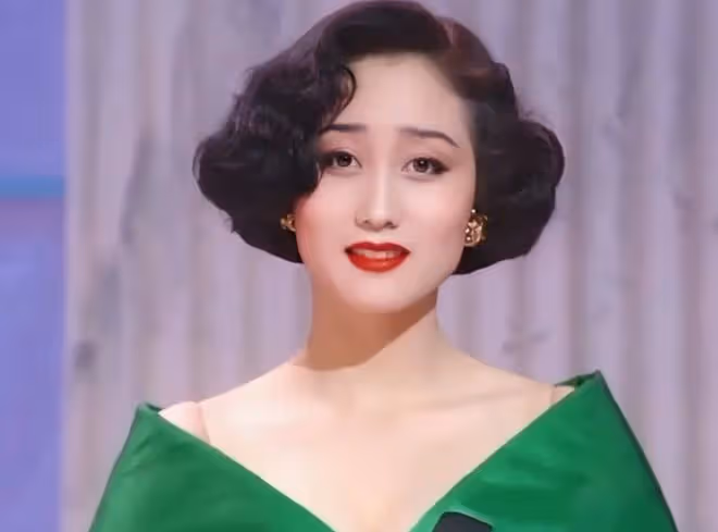李連杰父女歐洲度假!59歲狀態回春帥氣十足,女兒穿背心身材好