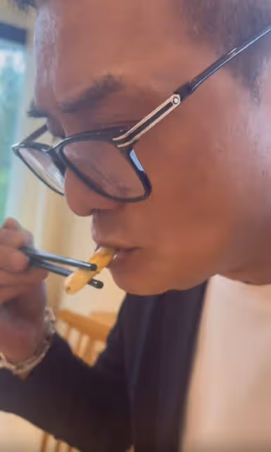 港星齊聚雲南避暑!羅嘉良蹺二郎腿稱太舒服,李國麟吃野生菌刺身
