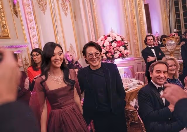李連杰時隔一年半曬近照!一件衣服穿4年,與女兒旅遊狀態回春