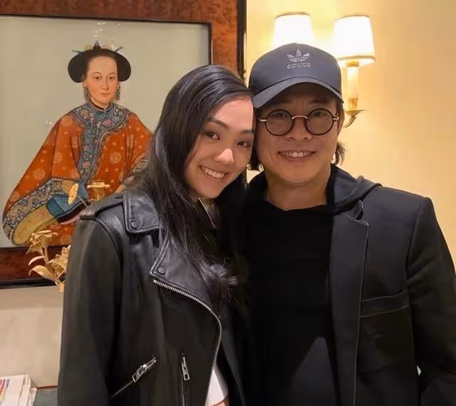 李連杰時隔一年半曬近照!一件衣服穿4年,與女兒旅遊狀態回春