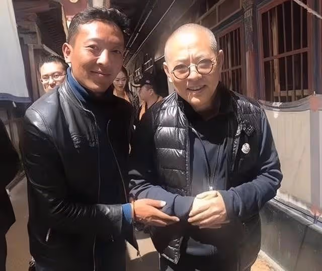 李連杰時隔一年半曬近照!一件衣服穿4年,與女兒旅遊狀態回春