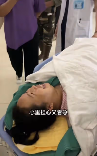 恭喜!31歲百萬網紅喜獲兒子,在醫院緊張得直抹淚,一家人齊現身