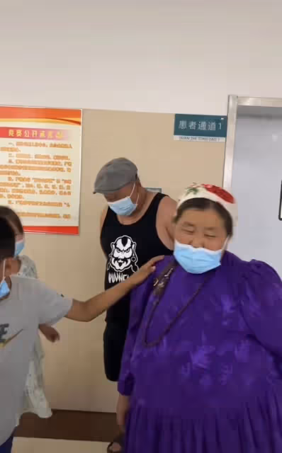 恭喜!31歲百萬網紅喜獲兒子,在醫院緊張得直抹淚,一家人齊現身