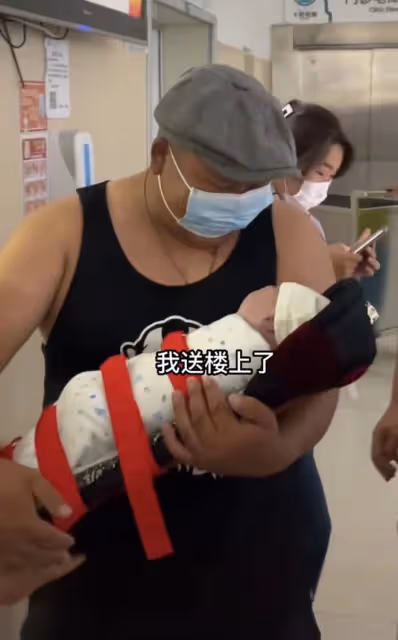 恭喜!31歲百萬網紅喜獲兒子,在醫院緊張得直抹淚,一家人齊現身