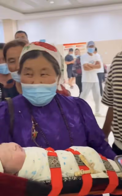 恭喜!31歲百萬網紅喜獲兒子,在醫院緊張得直抹淚,一家人齊現身