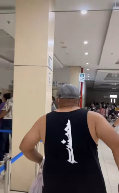 恭喜!31歲百萬網紅喜獲兒子,在醫院緊張得直抹淚,一家人齊現身
