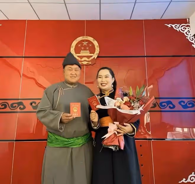 恭喜!31歲百萬網紅喜獲兒子,在醫院緊張得直抹淚,一家人齊現身