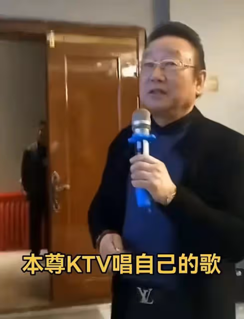 75歲蔣大為暴瘦快認不出!現身KTV穿戴奢侈品,再唱成名曲惹吐槽