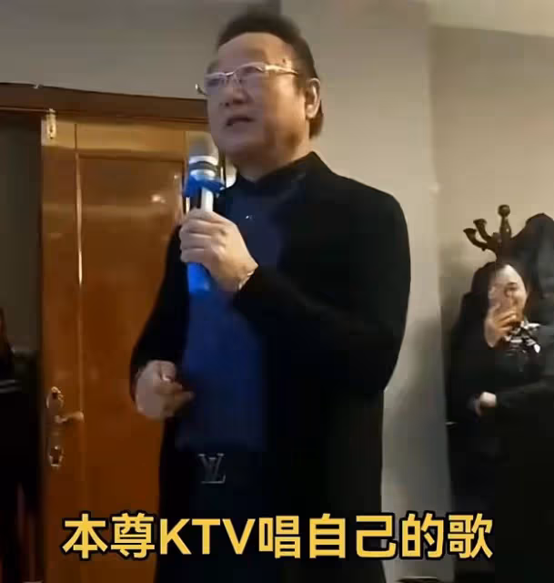 75歲蔣大為暴瘦快認不出!現身KTV穿戴奢侈品,再唱成名曲惹吐槽