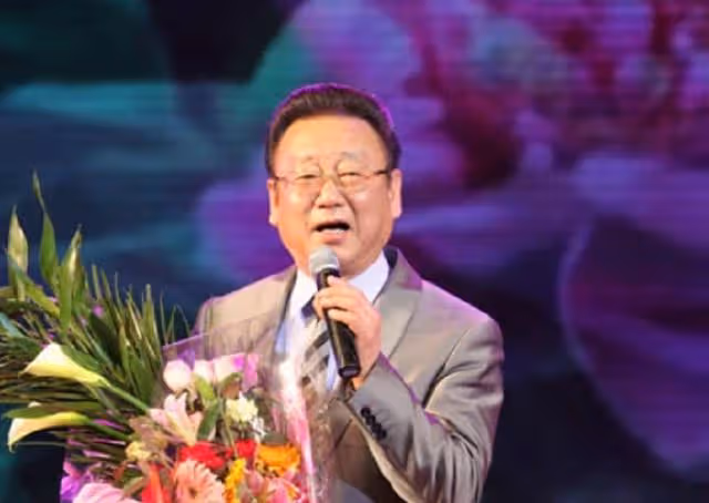 75歲蔣大為暴瘦快認不出!現身KTV穿戴奢侈品,再唱成名曲惹吐槽