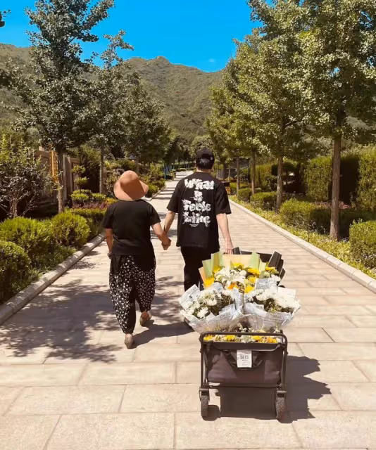 趙英俊45歲冥誕眾星悼念!薛之謙帶一車花去墓地,手牽趙母引淚目