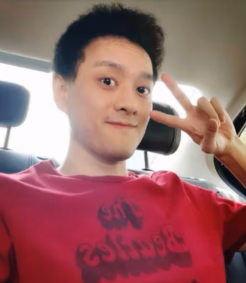 趙英俊45歲冥誕眾星悼念!薛之謙帶一車花去墓地,手牽趙母引淚目
