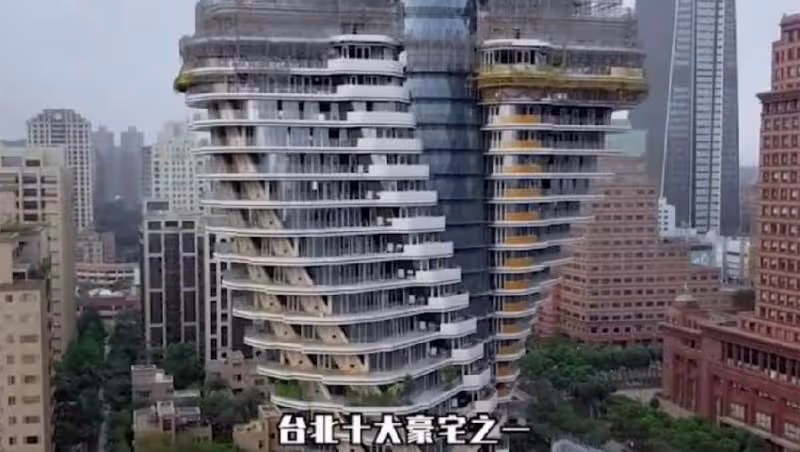 46歲林志穎4億豪宅內部曝光,包下頂層,客廳擺法拉利做裝飾,冰箱佔據整面牆,網友:有錢人的生活好誇張
