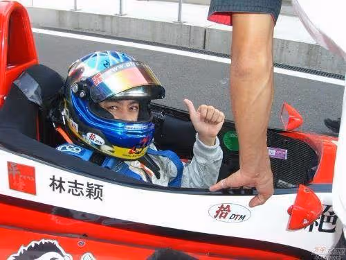 46歲林志穎4億豪宅內部曝光,包下頂層,客廳擺法拉利做裝飾,冰箱佔據整面牆,網友:有錢人的生活好誇張