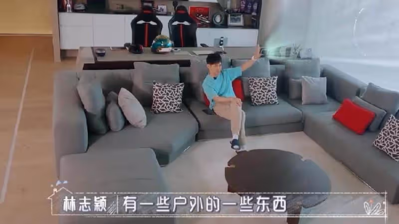 46歲林志穎4億豪宅內部曝光,包下頂層,客廳擺法拉利做裝飾,冰箱佔據整面牆,網友:有錢人的生活好誇張