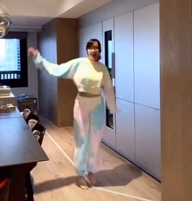 46歲林志穎4億豪宅內部曝光,包下頂層,客廳擺法拉利做裝飾,冰箱佔據整面牆,網友:有錢人的生活好誇張