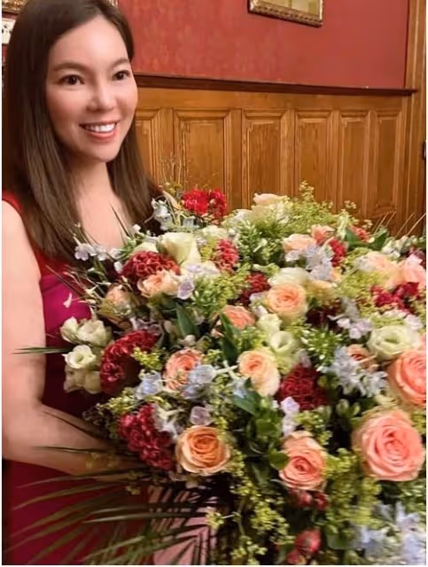至今仍像熱戀!郭台銘甜摟嬌妻「超奢華排場」慶14周年婚 曾馨瑩感動燦笑「羞曝尪可愛面」